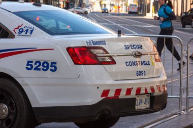 Toronto, ON, Kanada - 24 Ekim 2025: Yakın çekim bir polis aracının yanında '911 Acil Yardım Hattı' etiketini gösteriyor.