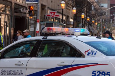 Toronto, ON, Kanada - 24 Ekim 2025 Bir polis arabasının tepesindeki kırmızı acil durum ışıkları.