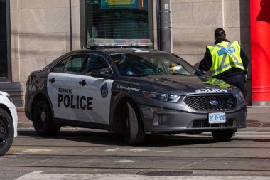 Toronto, ON, Kanada - 24 Ekim 2025 Gri Toronto Polis arabası bir şehir sokağının kenarında park halinde..