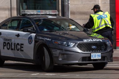 Toronto, ON, Kanada - 24 Ekim 2025 Gri Toronto Polis arabası bir şehir sokağının kenarında park halinde..