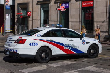 Toronto, ON, Kanada - 24 Ekim 2025: Yan logoyu ve beyaz bir özel polis aracında metni gösteriyor.