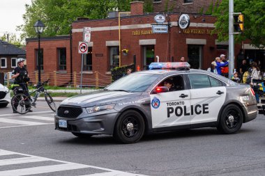 Toronto, ON, Kanada - 24 Ekim 2025: Gri ve beyaz Toronto Polis Kruvazörü bir şehir sokağının kenarına park edilmiştir..