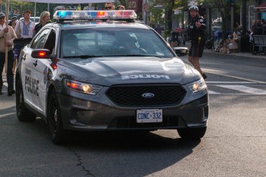 Toronto, ON, Kanada - 24 Ekim 2025 Gri Toronto Polis arabası bir şehir sokağının kenarında park halinde..