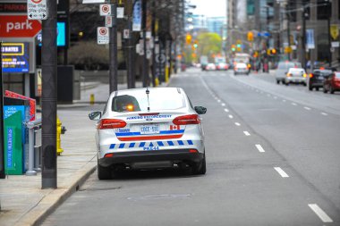 Toronto, ON, Kanada - 24 Ekim 2025: Şehir merkezindeki bir caddenin kenarına beyaz bir park aracı park edilmiştir..