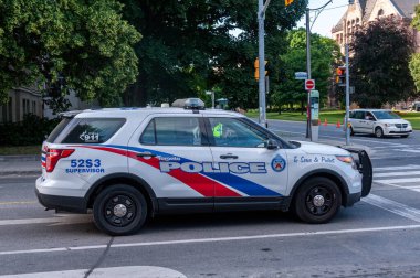 Toronto, ON, Kanada - 24 Ekim 2025: Yan logoyu ve beyaz bir özel polis aracında metni gösteriyor.