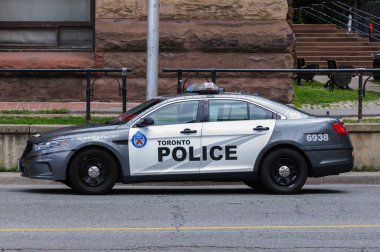 Toronto, ON, Kanada - 24 Ekim 2025: Gri ve beyaz Toronto Polis Kruvazörü bir şehir sokağının kenarına park edilmiştir..