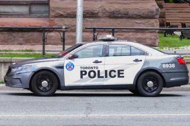Toronto, ON, Kanada - 24 Ekim 2025: Gri ve beyaz Toronto Polis Kruvazörü bir şehir sokağının kenarına park edilmiştir..
