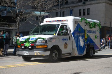 Toronto, ON, Kanada - 12 Ekim 2025: Tatil yoncalarıyla süslenmiş modern Toronto Sağlık Hizmetleri SUV, bir geçit töreninde şehir caddesinde araba sürüyor..