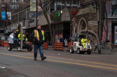 Toronto, ON, Kanada - 12 Ekim 2025: Bir şehir sokak temizleme makinesi, kentsel alanda bir belediye temizlik hizmeti sunuyor.