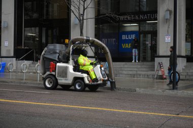 Toronto, ON, Kanada - 12 Ekim 2025: Bir şehir sokak temizleme makinesi, kentsel alanda bir belediye temizlik hizmeti sunuyor.