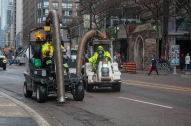 Toronto, ON, Kanada - 12 Ekim 2025: Bir şehir sokak temizleme makinesi, kentsel alanda bir belediye temizlik hizmeti sunuyor.