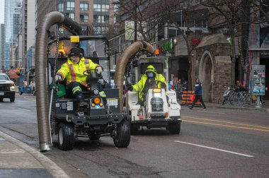 Toronto, ON, Kanada - 12 Ekim 2025: Bir şehir sokak temizleme makinesi, kentsel alanda bir belediye temizlik hizmeti sunuyor.