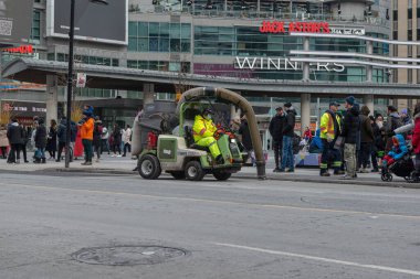 Toronto, ON, Kanada - 12 Ekim 2025: Bir şehir sokak temizleme makinesi, kentsel alanda bir belediye temizlik hizmeti sunuyor.