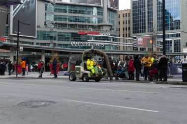 Toronto, ON, Kanada - 12 Ekim 2025: Bir şehir sokak temizleme makinesi, kentsel alanda bir belediye temizlik hizmeti sunuyor.