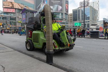 Toronto, ON, Kanada - 12 Ekim 2025: Bir şehir sokak temizleme makinesi, kentsel alanda bir belediye temizlik hizmeti sunuyor.