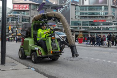 Toronto, ON, Kanada - 12 Ekim 2025: Bir şehir sokak temizleme makinesi, kentsel alanda bir belediye temizlik hizmeti sunuyor.