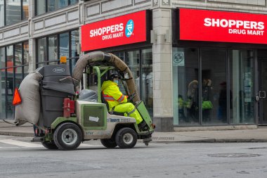 Toronto, ON, Kanada - 12 Ekim 2025: Bir şehir sokak temizleme makinesi, kentsel alanda bir belediye temizlik hizmeti sunuyor.