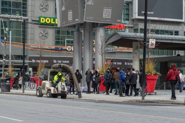 Toronto, ON, Kanada - 12 Ekim 2025: Bir şehir sokak temizleme makinesi, kentsel alanda bir belediye temizlik hizmeti sunuyor.