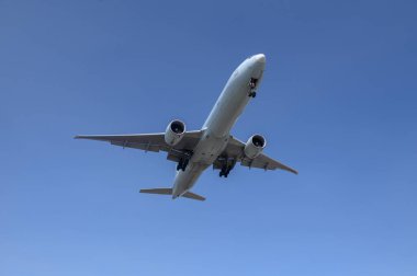 Uçak iniş pistine yaklaşıyor.