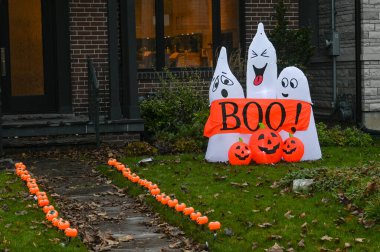 TORONTO, CANADA 29 EKİM 2025: Cadılar Bayramı süsleri tatil öncesi bir eve asıldı
