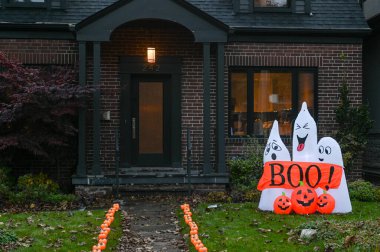 TORONTO, CANADA 29 EKİM 2025: Cadılar Bayramı süsleri tatil öncesi bir eve asıldı