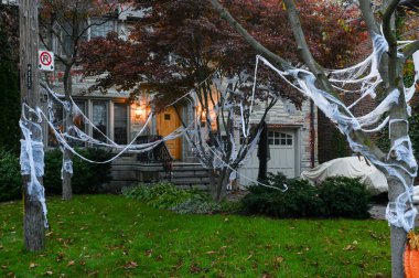 TORONTO, CANADA 29 EKİM 2025: Cadılar Bayramı süsleri tatil öncesi bir eve asıldı