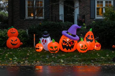 TORONTO, CANADA 29 EKİM 2025: Cadılar Bayramı süsleri tatil öncesi bir eve asıldı