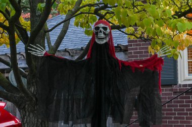 TORONTO, CANADA 29 EKİM 2025: Cadılar Bayramı süsleri tatil öncesi bir eve asıldı