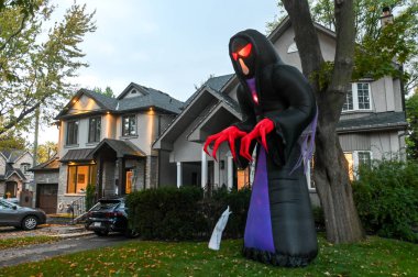 TORONTO, CANADA 29 EKİM 2025: Cadılar Bayramı süsleri tatil öncesi bir eve asıldı