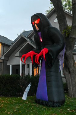 TORONTO, CANADA 29 EKİM 2025: Cadılar Bayramı süsleri tatil öncesi bir eve asıldı