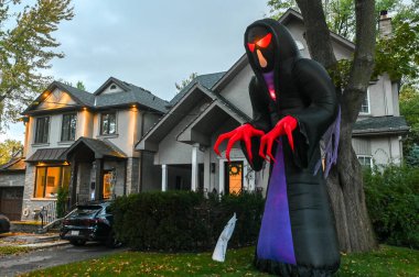 TORONTO, CANADA 29 EKİM 2025: Cadılar Bayramı süsleri tatil öncesi bir eve asıldı