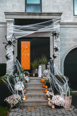 TORONTO, CANADA 29 EKİM 2025: Cadılar Bayramı süsleri tatil öncesi bir eve asıldı