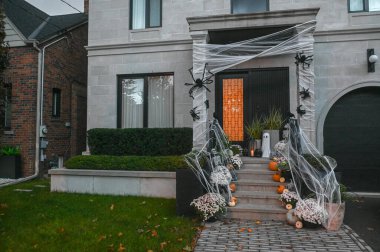TORONTO, CANADA 29 EKİM 2025: Cadılar Bayramı süsleri tatil öncesi bir eve asıldı
