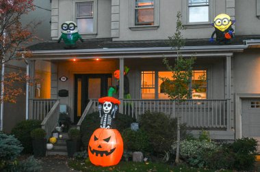 TORONTO, CANADA 29 EKİM 2025: Cadılar Bayramı süsleri tatil öncesi bir eve asıldı