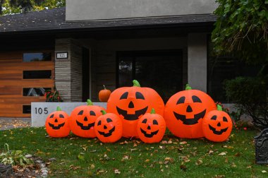 TORONTO, CANADA 29 EKİM 2025: Cadılar Bayramı süsleri tatil öncesi bir eve asıldı