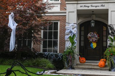 TORONTO, CANADA 29 EKİM 2025: Cadılar Bayramı süsleri tatil öncesi bir eve asıldı