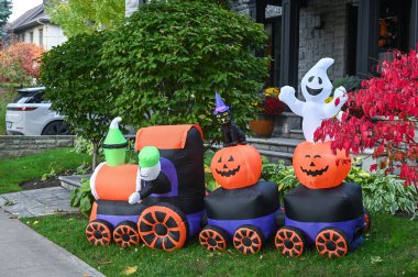 TORONTO, CANADA 29 EKİM 2025: Cadılar Bayramı süsleri tatil öncesi bir eve asıldı