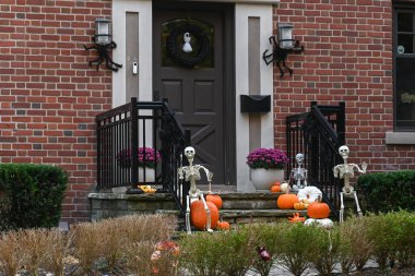 TORONTO, CANADA 29 EKİM 2025: Cadılar Bayramı süsleri tatil öncesi bir eve asıldı