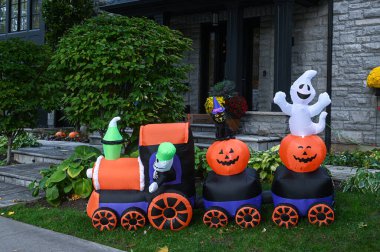 TORONTO, CANADA 29 EKİM 2025: Cadılar Bayramı süsleri tatil öncesi bir eve asıldı