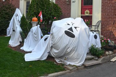 TORONTO, CANADA 29 EKİM 2025: Cadılar Bayramı süsleri tatil öncesi bir eve asıldı