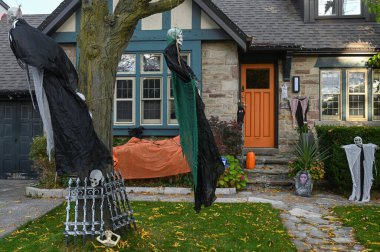 TORONTO, CANADA 29 EKİM 2025: Cadılar Bayramı süsleri tatil öncesi bir eve asıldı