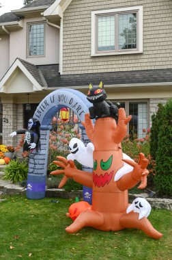 TORONTO, CANADA 29 EKİM 2025: Cadılar Bayramı süsleri tatil öncesi bir eve asıldı