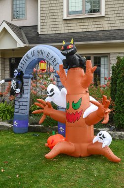 TORONTO, CANADA 29 EKİM 2025: Cadılar Bayramı süsleri tatil öncesi bir eve asıldı