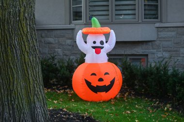 TORONTO, CANADA 29 EKİM 2025: Cadılar Bayramı süsleri tatil öncesi bir eve asıldı