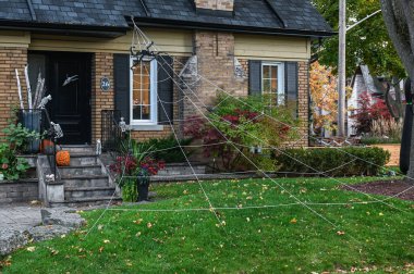 TORONTO, CANADA 29 EKİM 2025: Cadılar Bayramı süsleri tatil öncesi bir eve asıldı