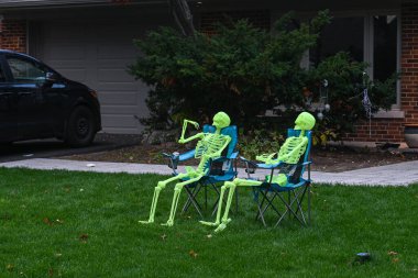 TORONTO, CANADA 29 EKİM 2025: Cadılar Bayramı süsleri tatil öncesi bir eve asıldı