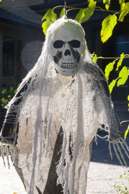 TORONTO, CANADA 29 EKİM 2025: Cadılar Bayramı süsleri tatil öncesi bir eve asıldı