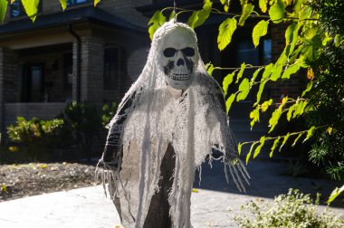 TORONTO, CANADA 29 EKİM 2025: Cadılar Bayramı süsleri tatil öncesi bir eve asıldı