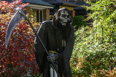 TORONTO, CANADA 29 EKİM 2025: Cadılar Bayramı süsleri tatil öncesi bir eve asıldı