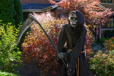 TORONTO, CANADA 29 EKİM 2025: Cadılar Bayramı süsleri tatil öncesi bir eve asıldı